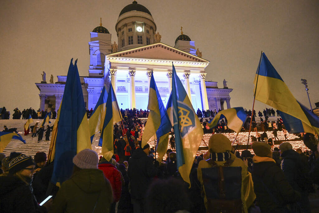 Valoa Ukrainaan -tilaisuuden aikana Tuomiokirkko valaistiin sinikeltaiseksi. Kuva: Kimmo Brandt