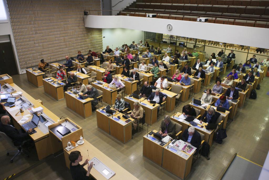 Vid kommunfullmäktiges sammanträde i fullmäktigesalen sitter fullmäktige på sina platser den 7 september 2022.