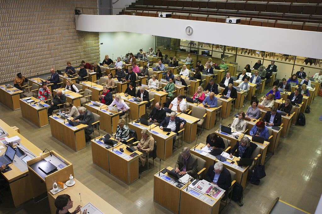 Fullmäktigeledamöter sitter i fullmäktiges sessionssal vid sammanträdet 7.9.2022.