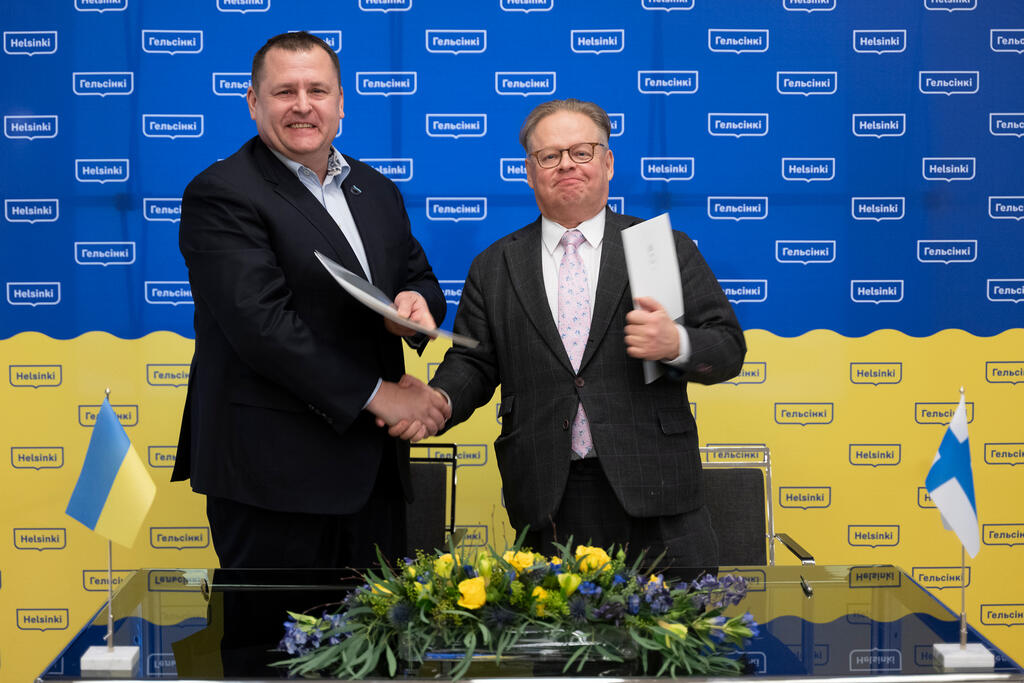 Dnipro borgmästare Borys Filatov och borgmästare Juhana Vartiainen undertecknade samarbetsavtalet mellan städerna 12.12.2023 i Helsingfors.