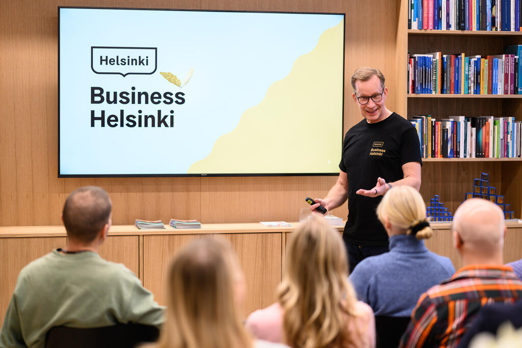 Business Helsinki Accelerators ledande företagsrådgivare Jukka Hakola presenterar tjänsten för allmänheten. Business Helsinki erbjuder ett brett utbud av företags-, innovations-, turism- och sysselsättningstjänster.   Bild: Sakari Röyskö