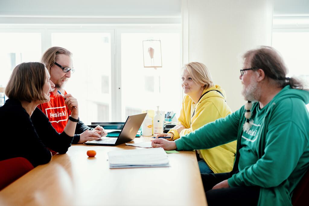 Mångprofessionella team gör ett bra arbete inom servicen för personer med funktionsnedsättning. Bild: Jussi Hellsten