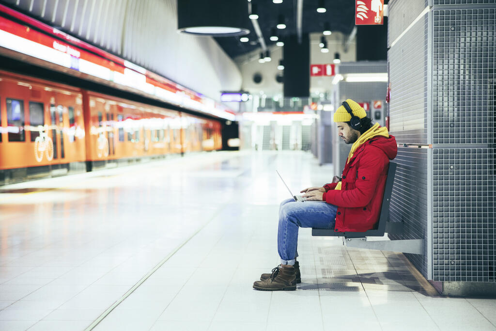 Nuori mies metroasemalla.