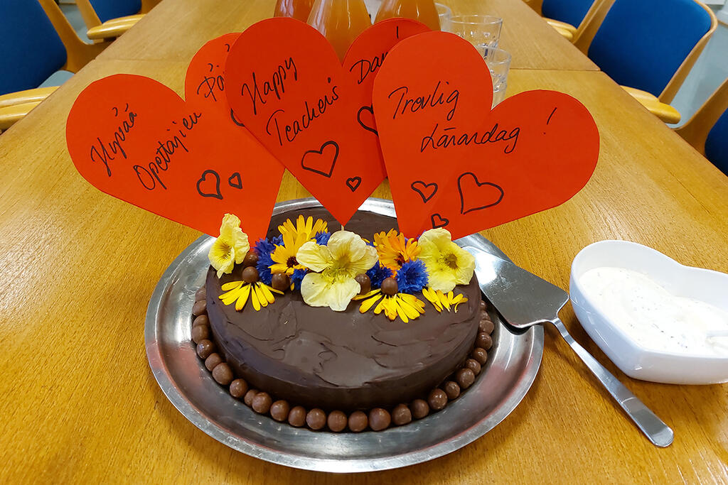I dag 5.10 firar vi världslärardagen på Arbis med tårta som våra praoelever bakat.  Bild: Maria Lindh