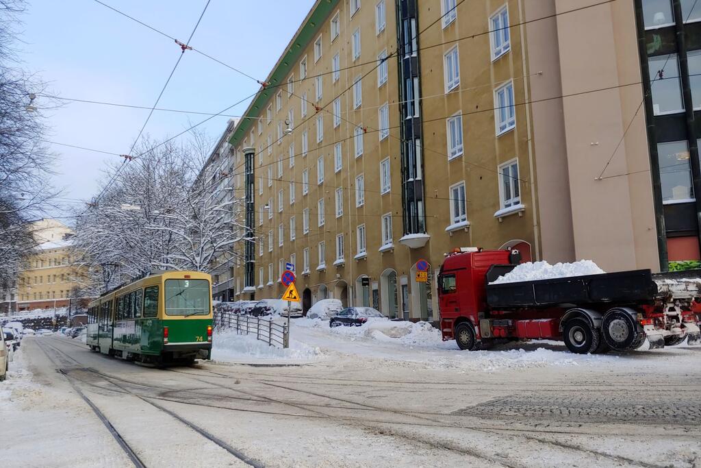 Det smala gatuutrymmet på Skepparegatan orsakar problem för spårtrafiken speciellt på vintern.  Bild: Kirsikka Mattila