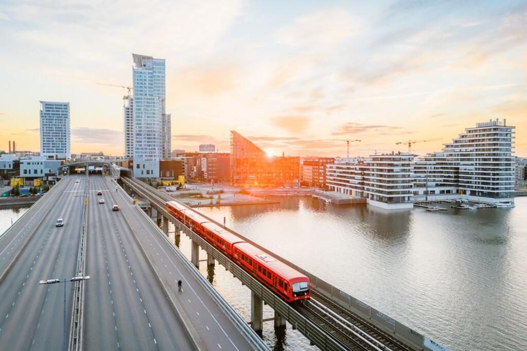 Metrojuna Kulosaaren sillalla. Kuva: Kaupunkiliikenne Oy