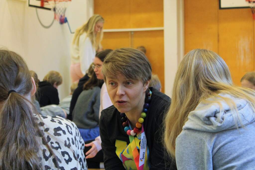 Virve Savoila diskuterar normer med en grupp elever i Kottby lågstadieskola.