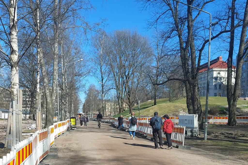 Kaisaniemenpuiston peruskorjauksen aikana puistossa on jalankulun ja pyöräliikenteen väliaikaisia kulkureittejä.  Kuva: Matti Miinalainen