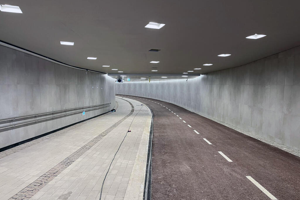Tunnelissa on rinnakkain neljä metriä leveä pyörätie ja 3,5 metriä leveä jalkakäytävä.