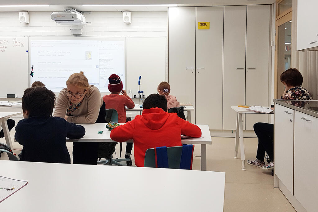 Tiina Laurila opettaa kakkosluokkalaisille äidinkieltä. Oppilaiden joukossa kuvassa oikealla istuu Natalia Snigireva.