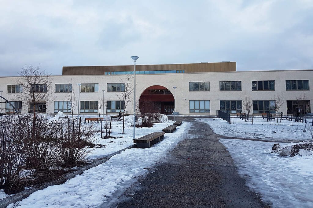 Opetusta on Kankarepuiston peruskoululla Jakomäessä. Uudet ryhmät aloittavat myös Pitäjänmäen peruskoulussa ja Siltamäen ala-asteella.