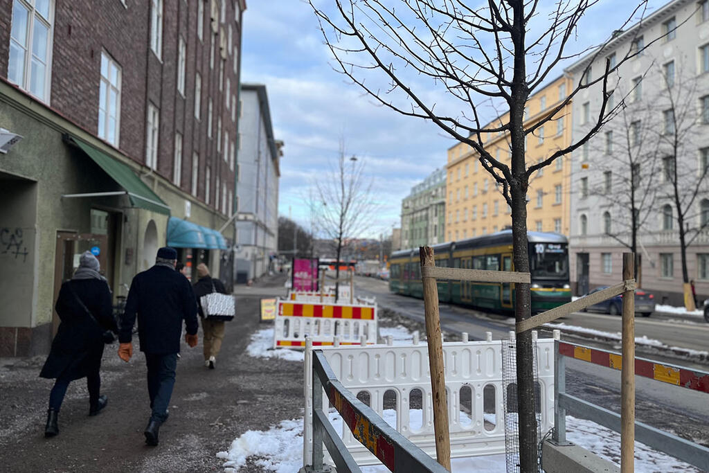 Jalankulkijoita Runeberginkadun jalkakäytävällä.