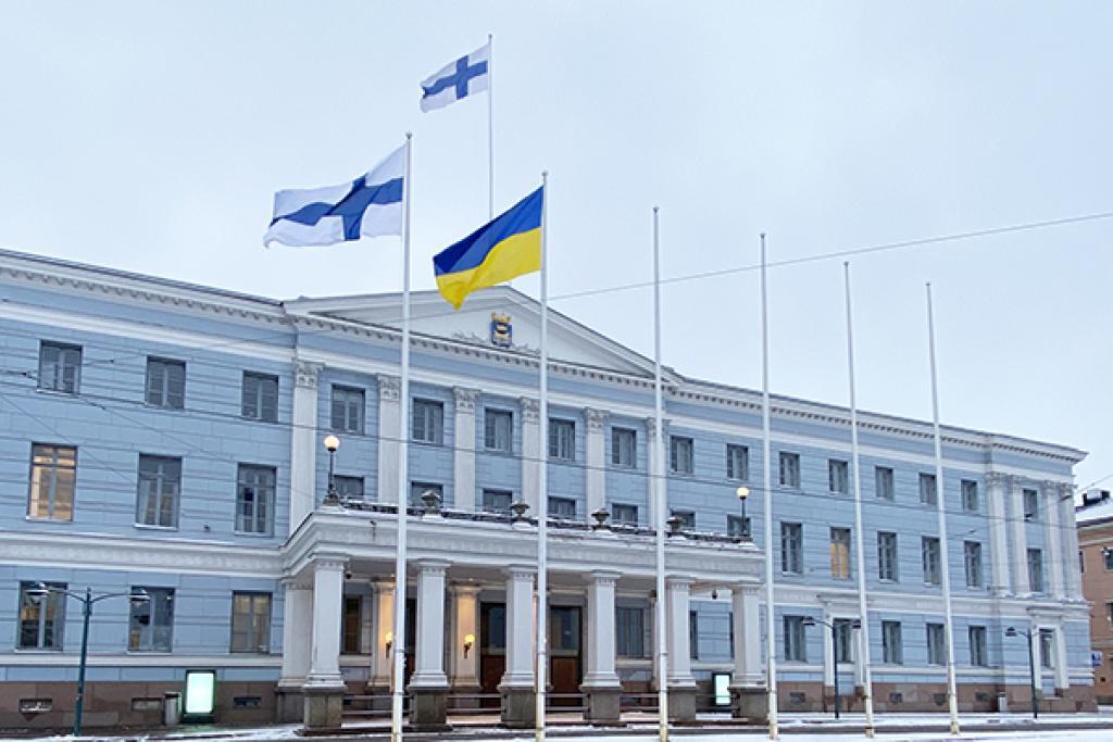 Флаги Финляндии и Украины перед мэрией Хельсинки.