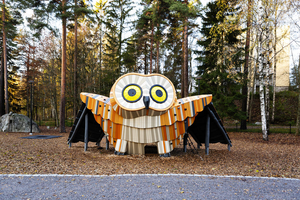 Mellunmäki sai viime vuonna näyttävän leikkipuiston, jonka vetonaulana toimii pöllön näköinen leikkiteline.  Kuva: Ville Lehvonen