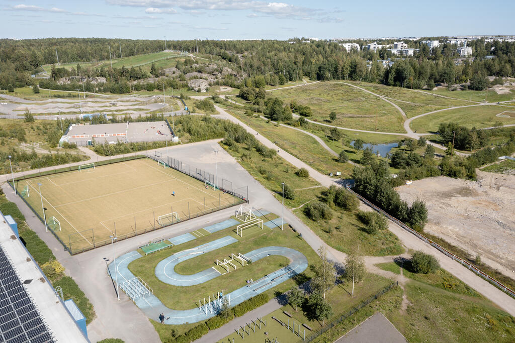 Kivikon liikuntapuistossa on muun muassa BMX-, agility- ja kuntoradat.   Kuva: Sami Saastamoinen
