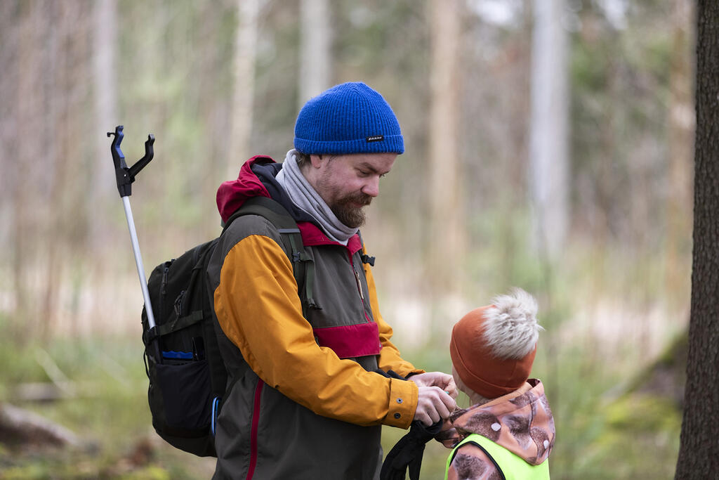 Metsässä viihtyvät niin lapset kuin aikuisetkin. ”On tosi hienoa, että saan olla joka päivä töissä ulkona”,  Risto Hirvonen sanoo. 