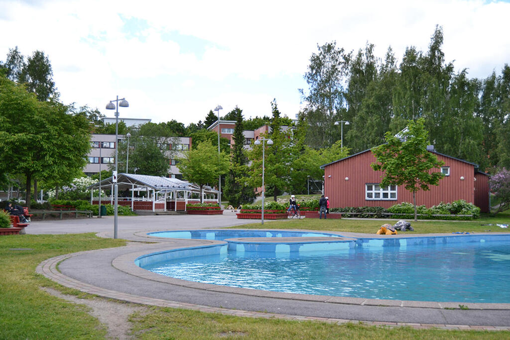 Leikkipuisto Maunulaan tulee korjauksen jälkeen muun muassa monitoimikenttä. Kuva: Helsingin kaupunki