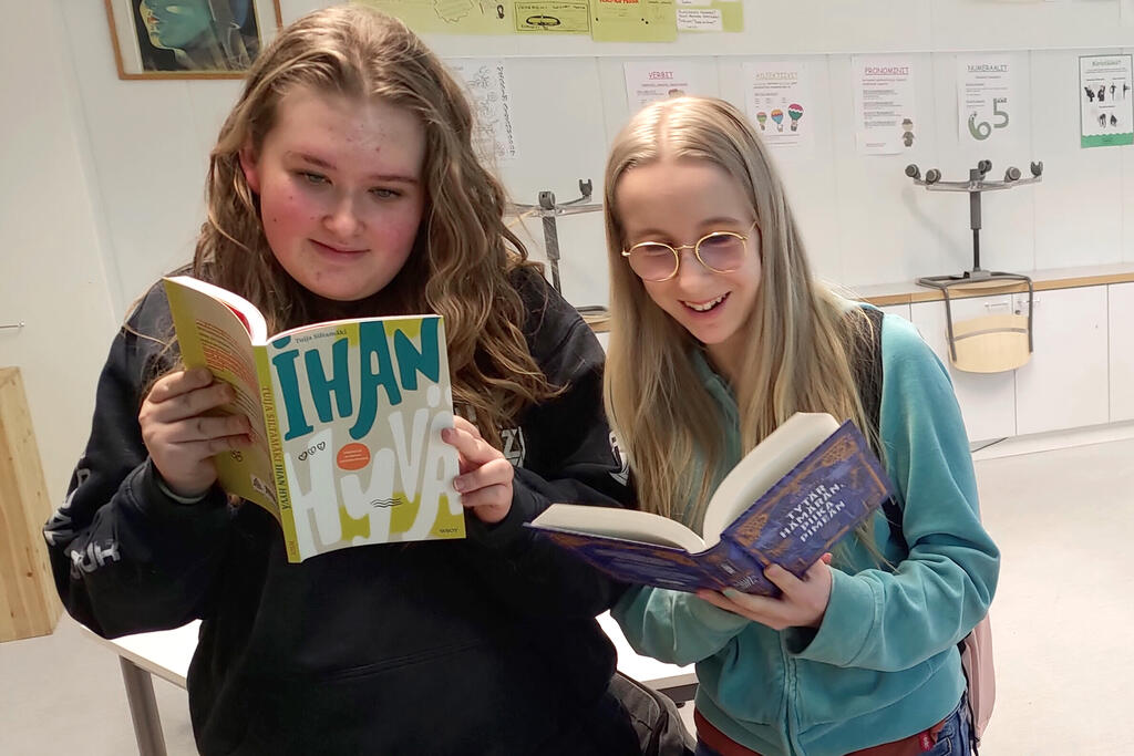 Vuoniityn peruskoulun 8.-luokkalaisten mielestä kirjoja kannattaa lukea, koska lukutaito on tärkeä ja lukeminen tekee hyvää aivoille. Kuva: Arto Alho