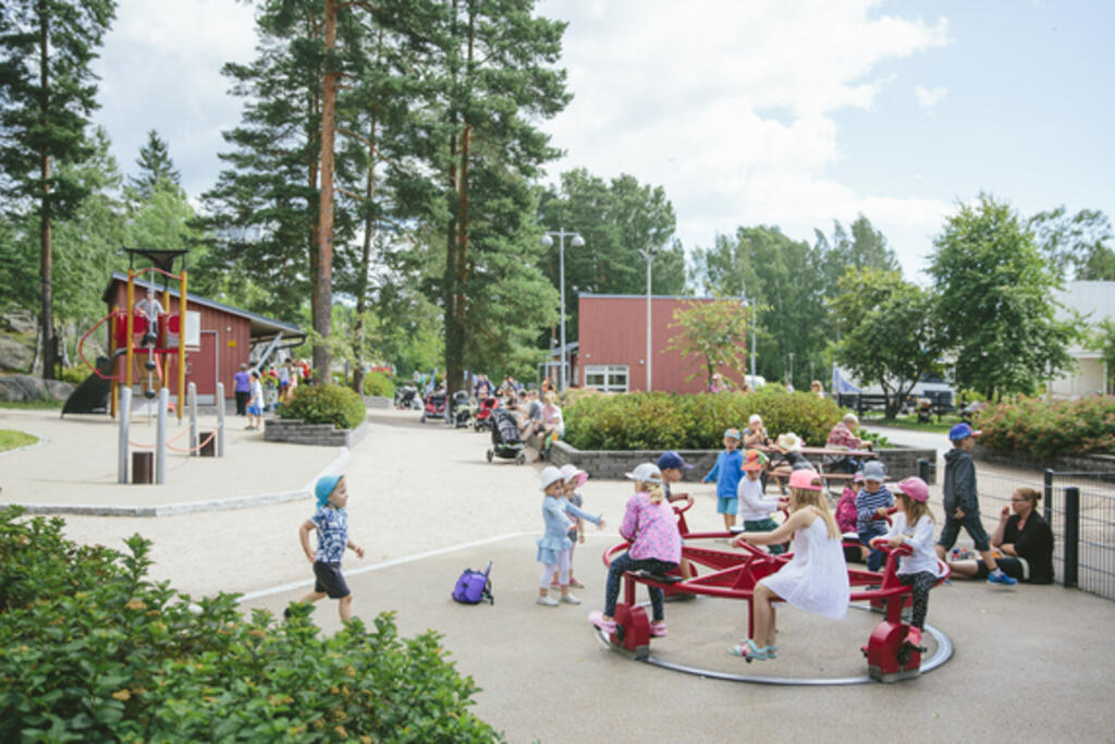 Jokainen kesällä auki oleva leikkipuisto tarjoaa toimintaa eri-ikäisille lapsille: vauvaperheille, leikki-ikäisille ja koululaisille.  Kuva: Konsta Linkola