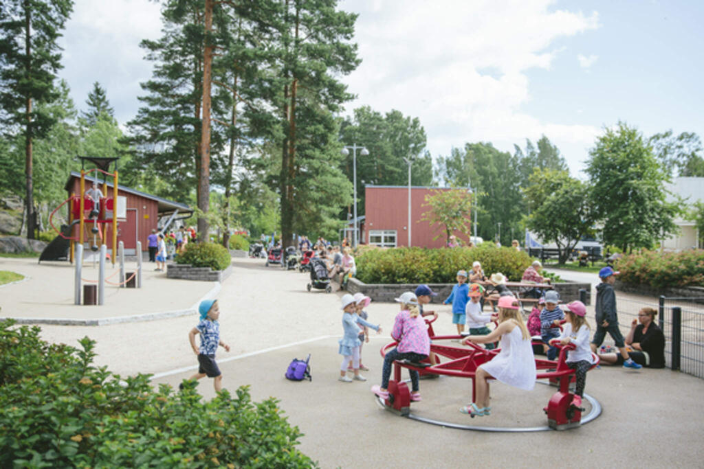 Leikkipuisto Myllynsiiven karuselli on suosittu pikkuväen keskuudessa.  Kuva: Konsta Linkola