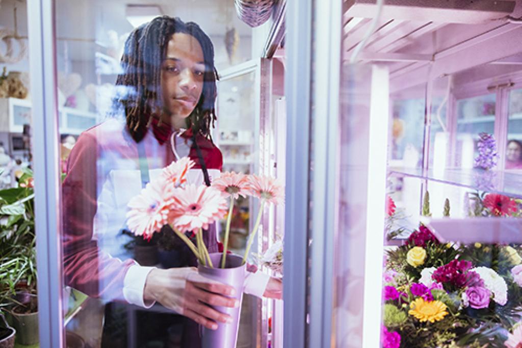Nuori mies töissä kukkakaupassa