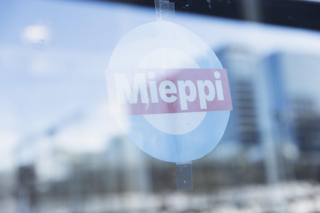 مُلصق شعار خدمة الصحة النفسية (Mieppi) تم إلصاقه على نافذة مركز الخدمات.