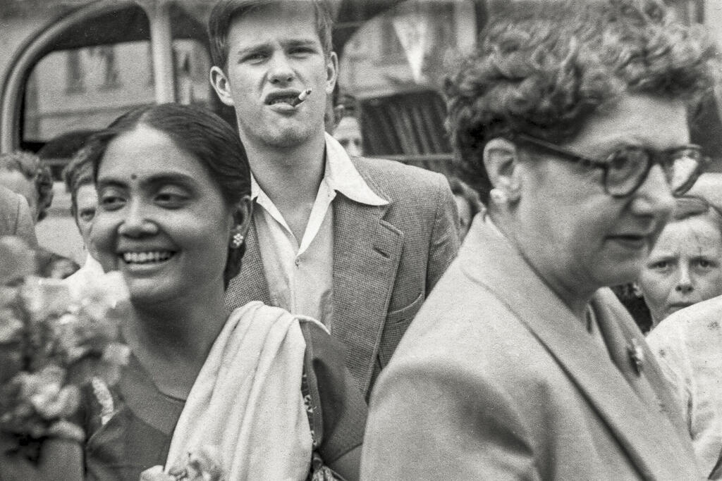 Jörn Donner nuorten rauhankonferenssissa Sri Lankassa 1957.  Kuva: Tuntematon kuvaaja/Donner Productions