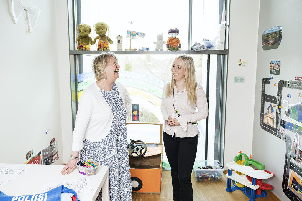 Terveessä työyhteisössä osataan myös nauraa yhdessä, tietävät Marjo Välimäki-Saari ja Sara Jokela.