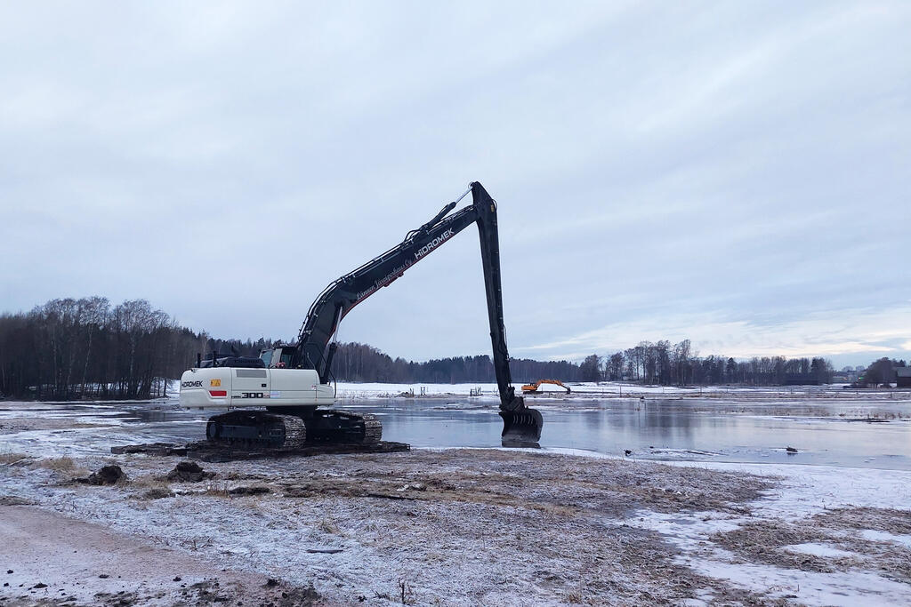 Viikin Purolahdella tehtävät kaivuu- ja läjitystyöt ovat osa Viikinojan alaosan lintuvesikunnostuksia. Kuva: Silja Kärkkäinen