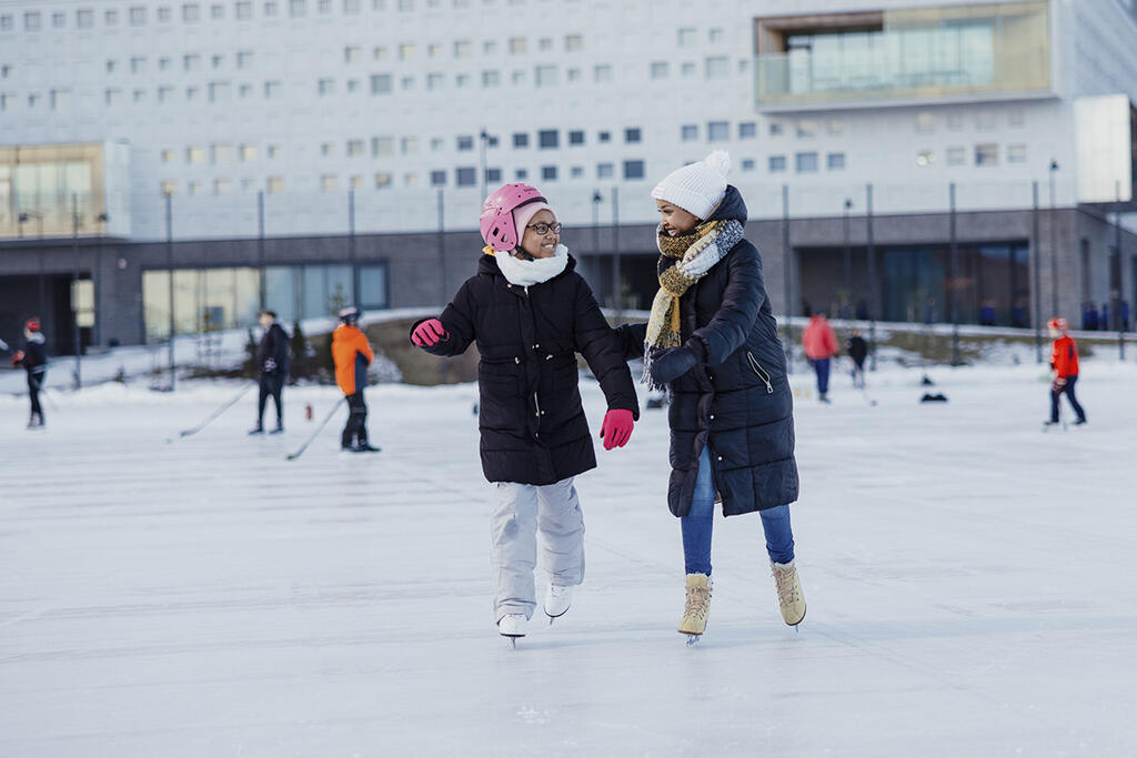Staden erbjuder barn och unga rikligt med lättillgängliga möjligheter att röra på sig och motionera. Bild: Jussi Hellsten