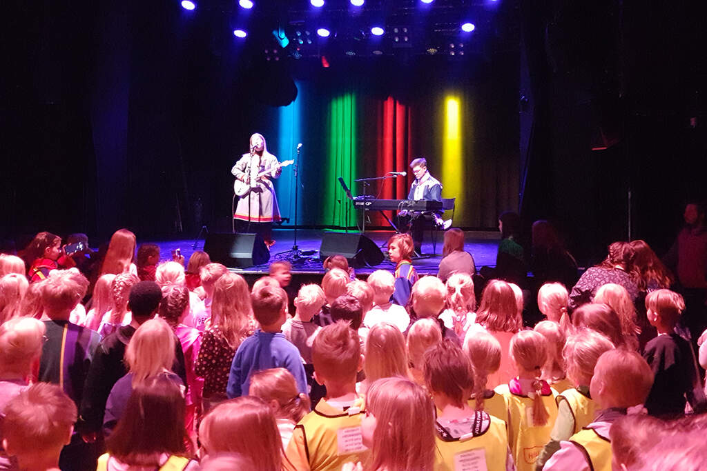 Elina Ijäs esitti kappaleitaan Pasilan peruskoulun ja päiväkoti Susannna väelle.