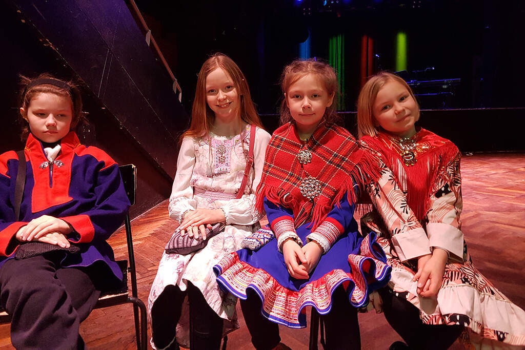 Leevi, Sophia, Anni-Maria ja Inka juhlivat Tavastialla saamelaisten kansallispäivänä.
