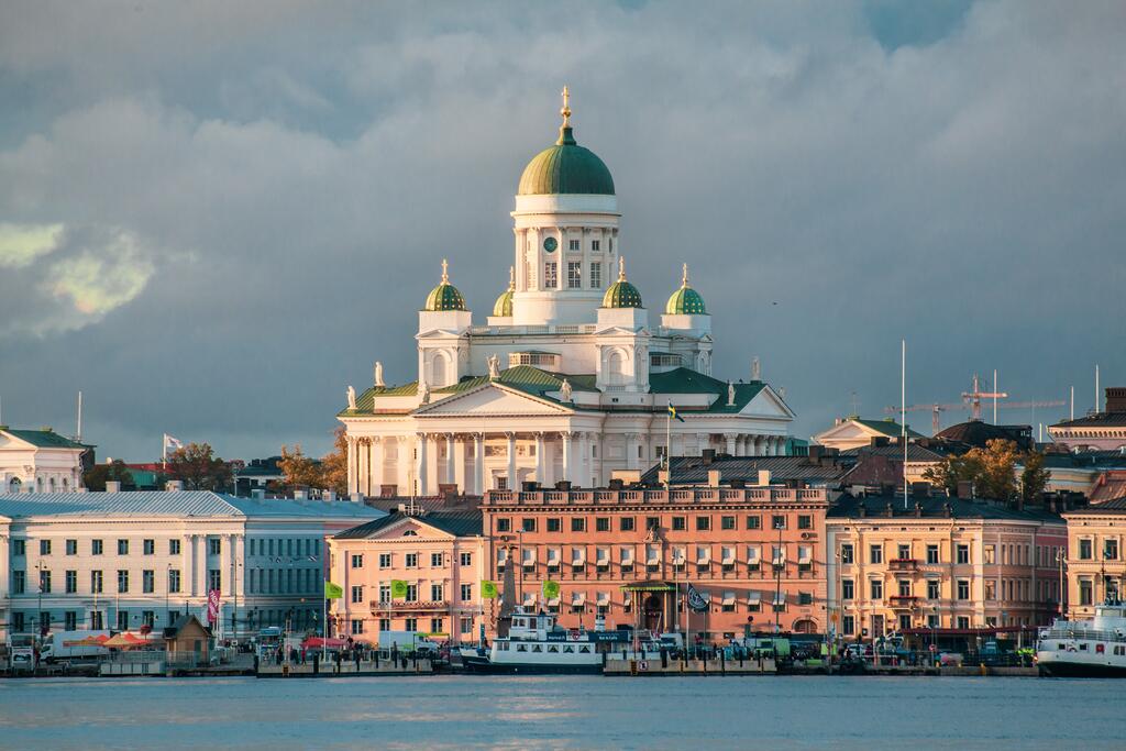 Helsingin kaupungin siluetti mereltä päin katsottuna