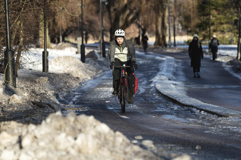 Tänä talvena Herttoniemen ja Mellunkylän reiteillä kokeillaan urakoitsijan omavalvontaa pyöräilemällä.  Kuva: Roni Rekomaa