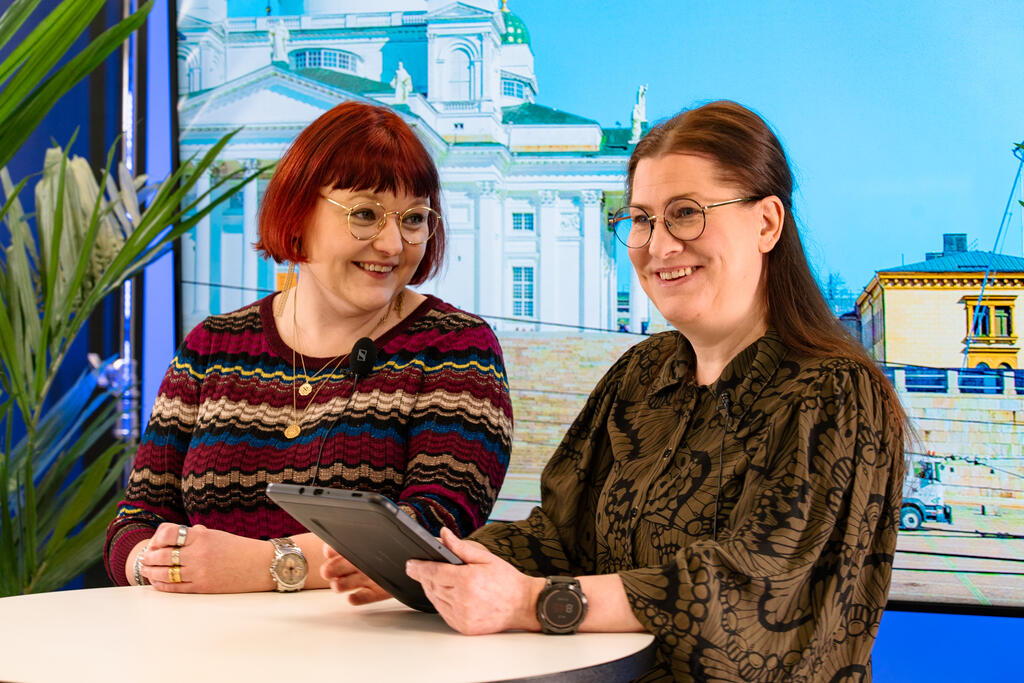 The TyöllisyysTV talk show is hosted by Chief Specialist Susanna Snellman (on the right). The show features Director of Employment Annukka Sorjonen as a recurring guest.  Photo: Tuomas Hietala