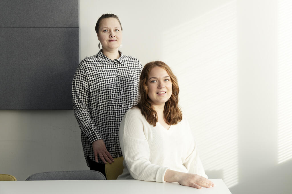 Sonja Tykkä (on the left) and Sini Riihimäki won the Kuntatyö 2030 award. Photo: Kaisa Sunimento