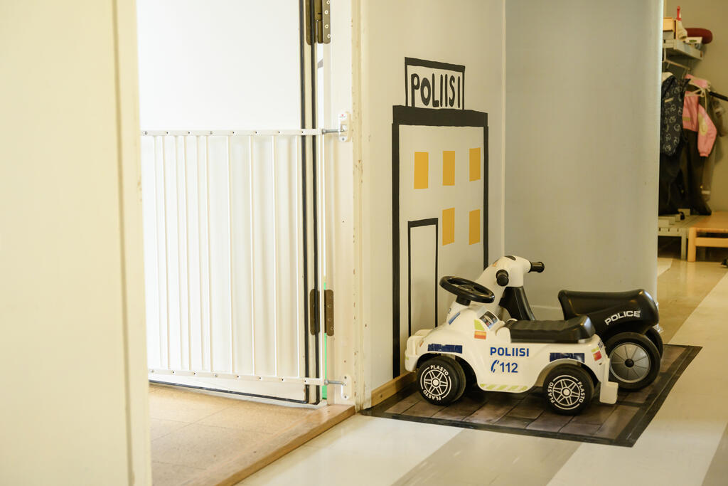 Poliisilla on oma pisteensä päiväkodissa. Kuva: Jussi Helttunen