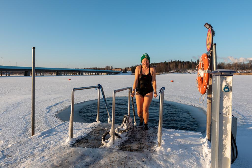 While the idea of taking a dip in freezing water may seem crazy, the activity gains more avid fans in Helsinki each year. Photo: Sasa Tkalcan/KURKISTA/Helsinki Material Bank