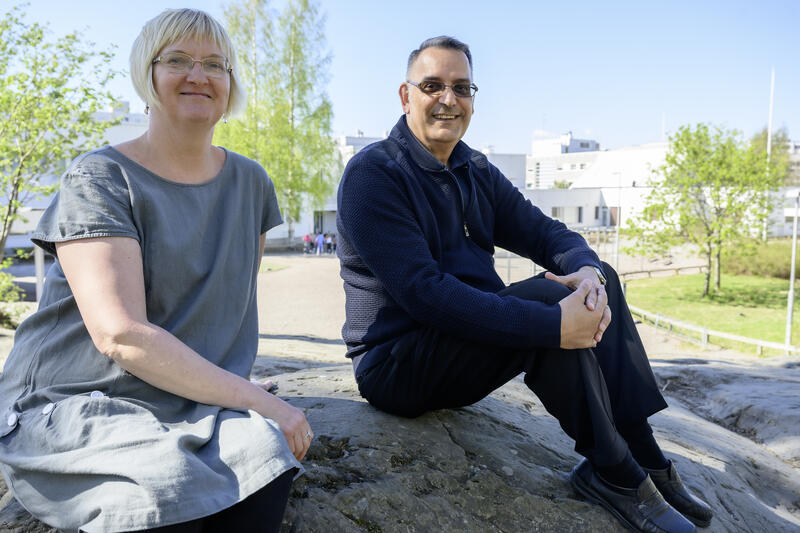 Minna Suoknuuti ja Henry Bollström kertovat, että kaupunkiuudistus puhuttaa paljon Meri-Rastilassa. Sen etenemisestä kysellään myös heiltä. Kuva: Kirsi Riipinen