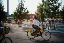 Nainen ajaa kaupunkipyörällä
