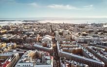 Helsinki ilmasta kuvattuna Fredrikinkadulta merelle päin.