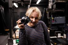 Media-alan ammattilaiseksi ja ylioppilaaksi valmistunut Aino Carlson kamera kädessään.