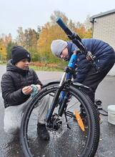 Rauol Silander och Joona Engberg tvättar en cykel.
