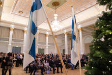 Suomen liput yleisön edessä.