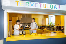 Kaksi nuorta tekemässä smoothieta Hertsin nuorisotilan keittiössä.