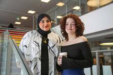 Opiskelijat Sara Al-Qaysi ja Grace Lemley Kullervonkadun toimipaikassa.