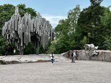 Ihmisiä Sibelius-monumentin luona