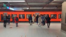 Ihmisiä menossa sisälle metroon Rautatietorin metroasemalla.