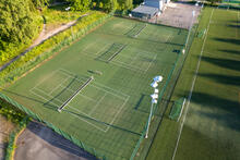 Kolme tekonurmipintaista tenniskenttää kaupungin liikuntapuistossa.