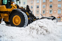 Puskutraktori auraamassa lunta Töölössä.